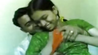成年婊子喜歡在她的陰部色情熱打屁股