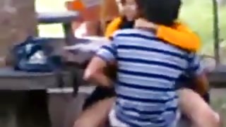 狹隘的經驗豐富的口交吮吸一個大雞巴，喝一杯精子色情