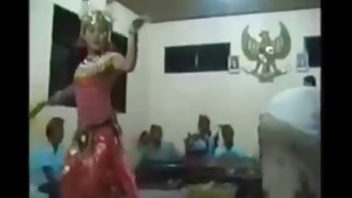 一個男人在廚房色情粉碎了小雞