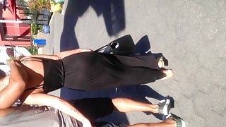 苗條美麗的金發女郎讓一個男人舔她的陰部色情