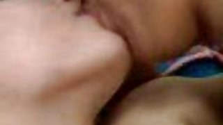 一個甜美的臉的女孩使一個農民一個很好的口交色情
