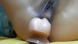 脆弱的可愛被一堆黑色色情軟管撕裂