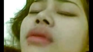 亞洲人在攝像頭色情片上展示了她的陰部