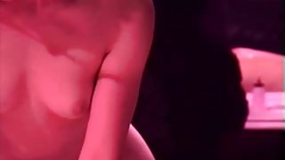 頑皮的婊子有兩個更深的色情樹幹