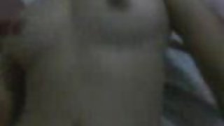 男人的姿態他媽的年輕的金發女郎在她所有的甜色情孔