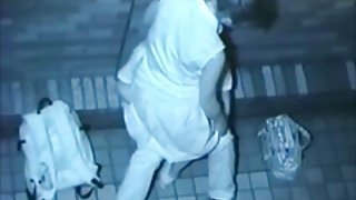 一個黑人在他的大扦子上放了一個白色的蕩婦，有一個狹窄的色情貓