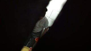 戴帽子的男孩坐在黑髮色情片上