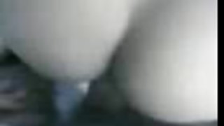Nymphomaniac無法抗拒並開始用手指戳她的陰部色情片